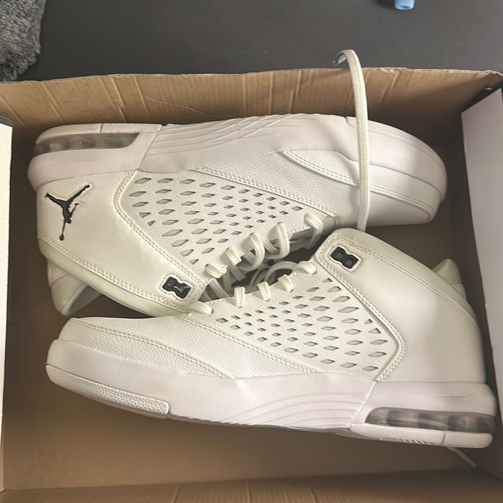 These are brand new white Jordan flight origin 4 size 9